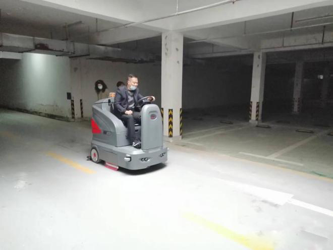 辽源小区物业保洁不用人力改用驾驶式洗地机了